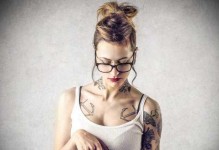 纹身女孩的不正经生活（探寻纹身文化背后的故事及其影响力）