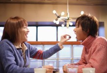 和女生约会接吻的技巧（15个有效的技巧让你变成接吻高手）