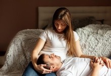 如何面对暧昧关系被揭穿后男友失联问题？（恋爱中必须要知道的3个原则，让你恢复失落的心情！）
