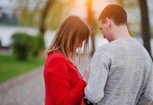 如何挽回分手女友？（掌握复合前兆的技巧，让女友重新爱上你）