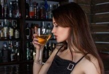 如何挽回分手的女友（以有效的方法重建感情，让爱不再远离）