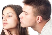 分手后女生是否会想起男生？（解析女生的心理和行为，让你更了解她们的内心世界）