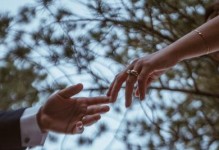 从出轨到重建信任——婚姻修复的秘诀（如何让出轨婚姻走出阴霾，修复破碎的家庭）