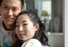 女人恋爱矫情之谜（为何女人在恋爱中总是情绪化？）