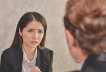 男友和女同事暧昧，他是不爱我了吗？（如何应对男友和女同事之间的暧昧关系）