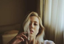 如何挽回老公的心？从暧昧聊天中走出困境（用找准方法，教你化解婚姻危机，重建美好家庭）